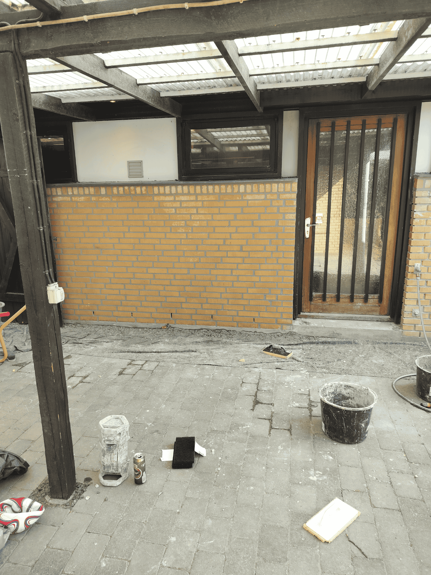 Udendørs murerarbejde i Hillerød — gulmuret facade, sokkel og belægning